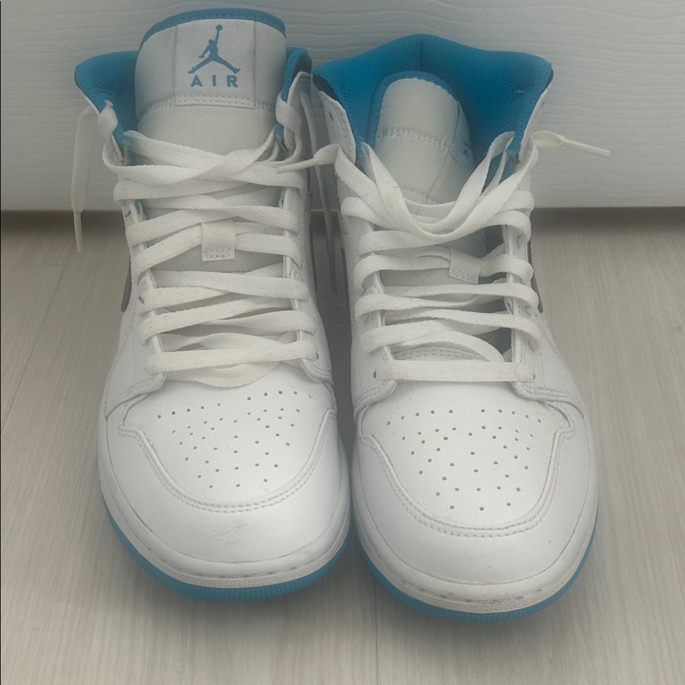 Jordan men Sneakers in White and Blue
